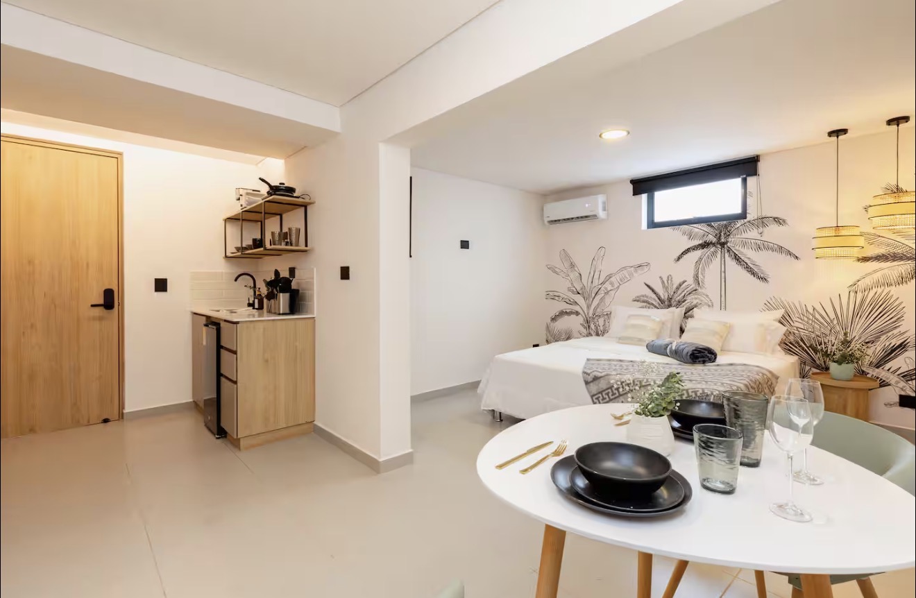 AL201 — open studio with kitchenette, dining and bed