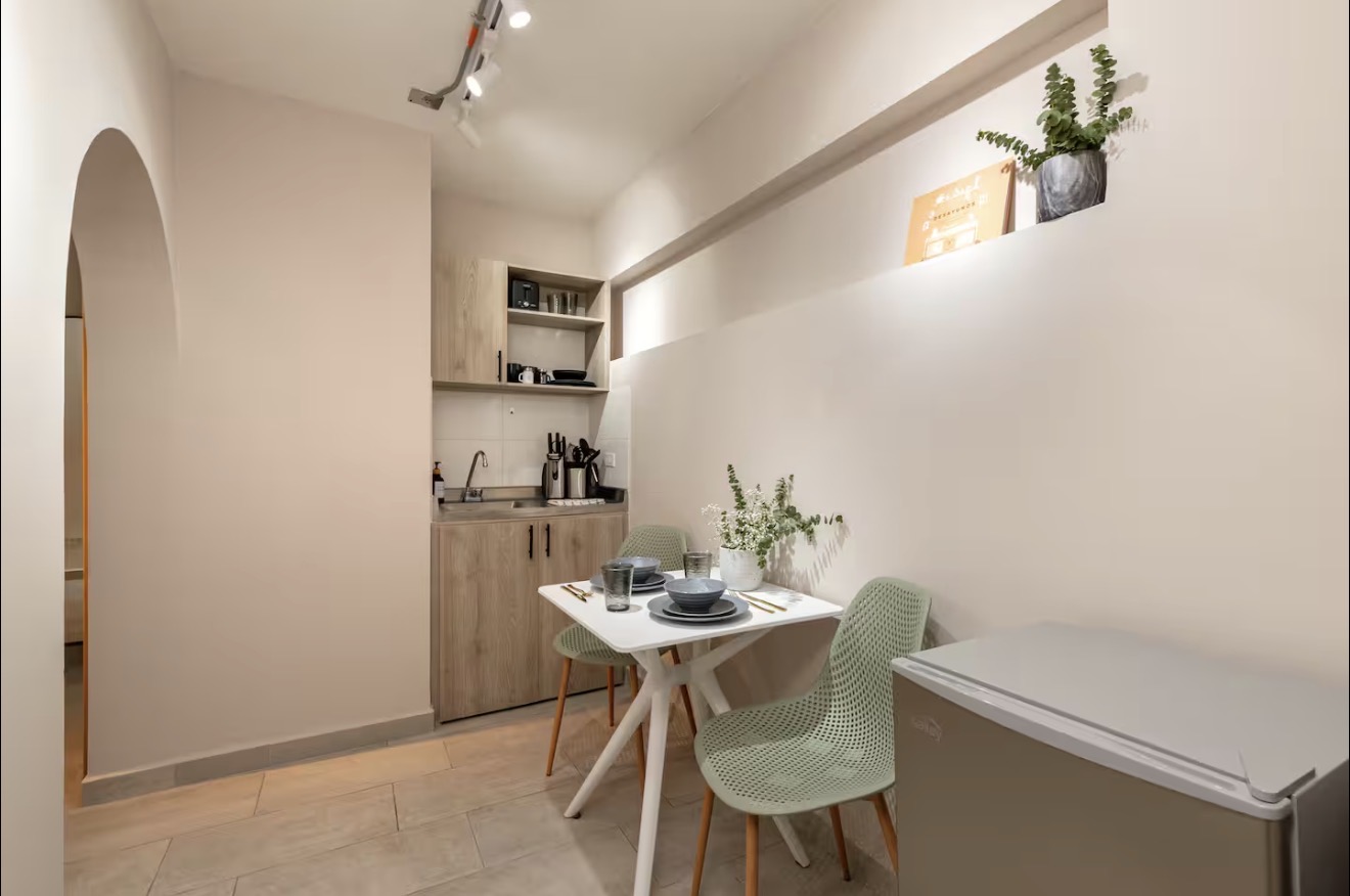 AL101 — kitchenette and dining area