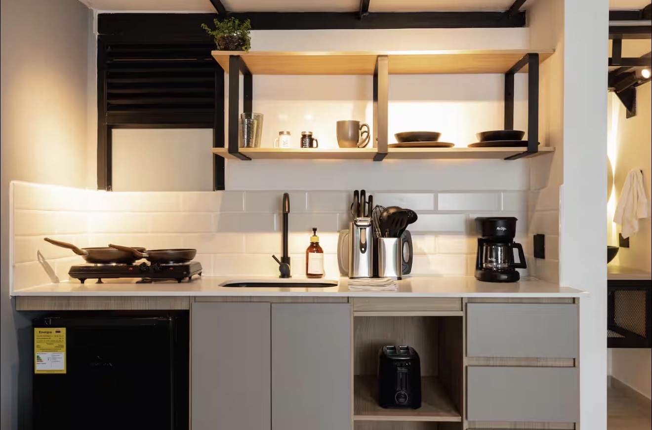 AL102 — equipped kitchenette