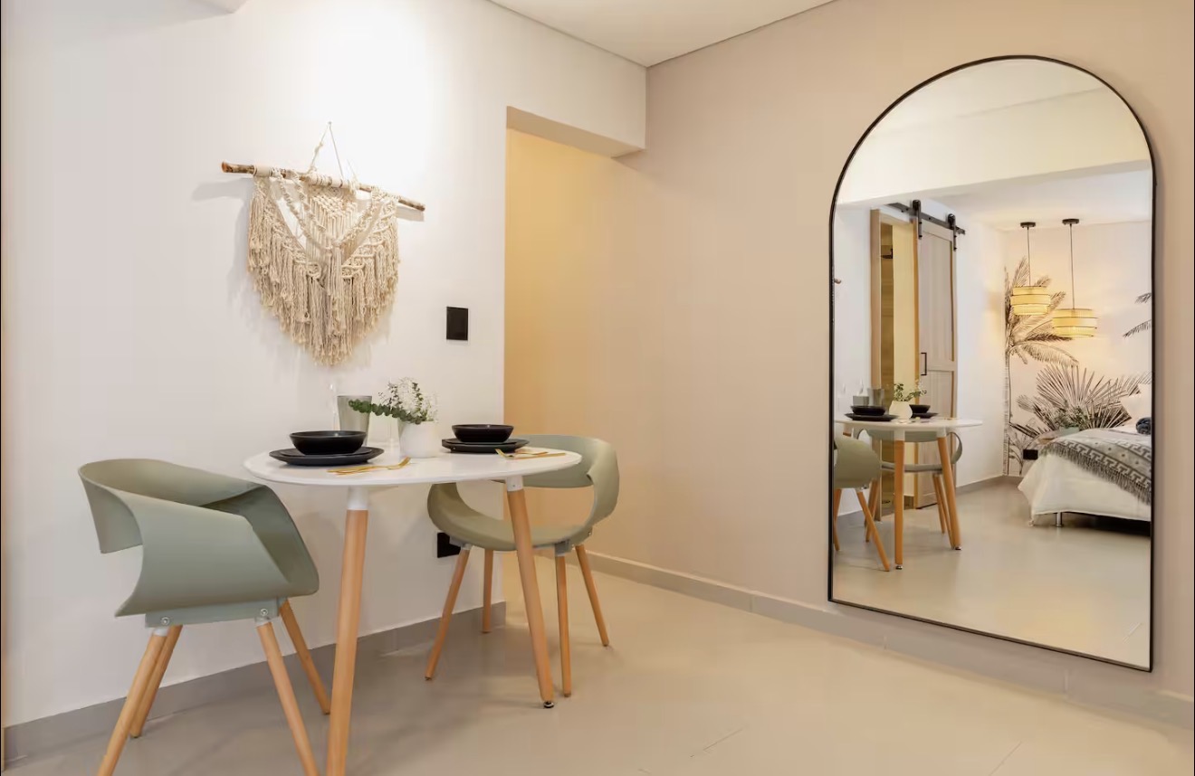 AL201 — dining area with arched mirror and macramé